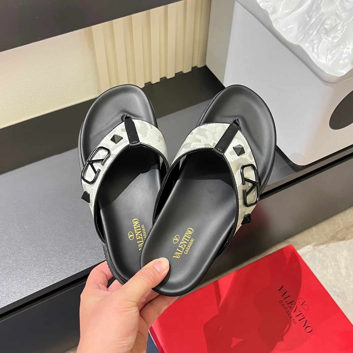 p300《VALENTINO》Warren Men🧍‍♂️Spring and Summer New Style. Cowhide logo flat slippers, elegant sandals, the same style worn by celebrities, original molding, imported calfskin. Rubber outsole. Soft and durable, full set of counter packaging, 38-44!